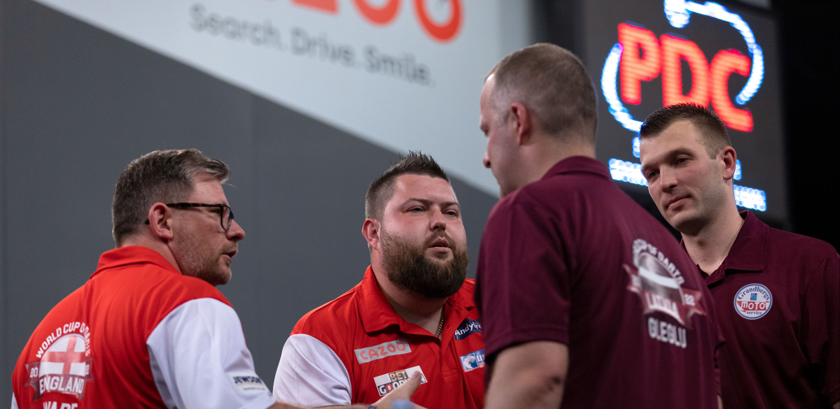 Michael Smith and James Wade congratulate Razma & Gleglu